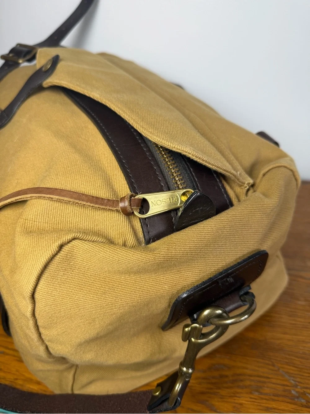 Filson Medium Rugged Twill Duffle Bag Tan Made at Filson USA Leather Strap.